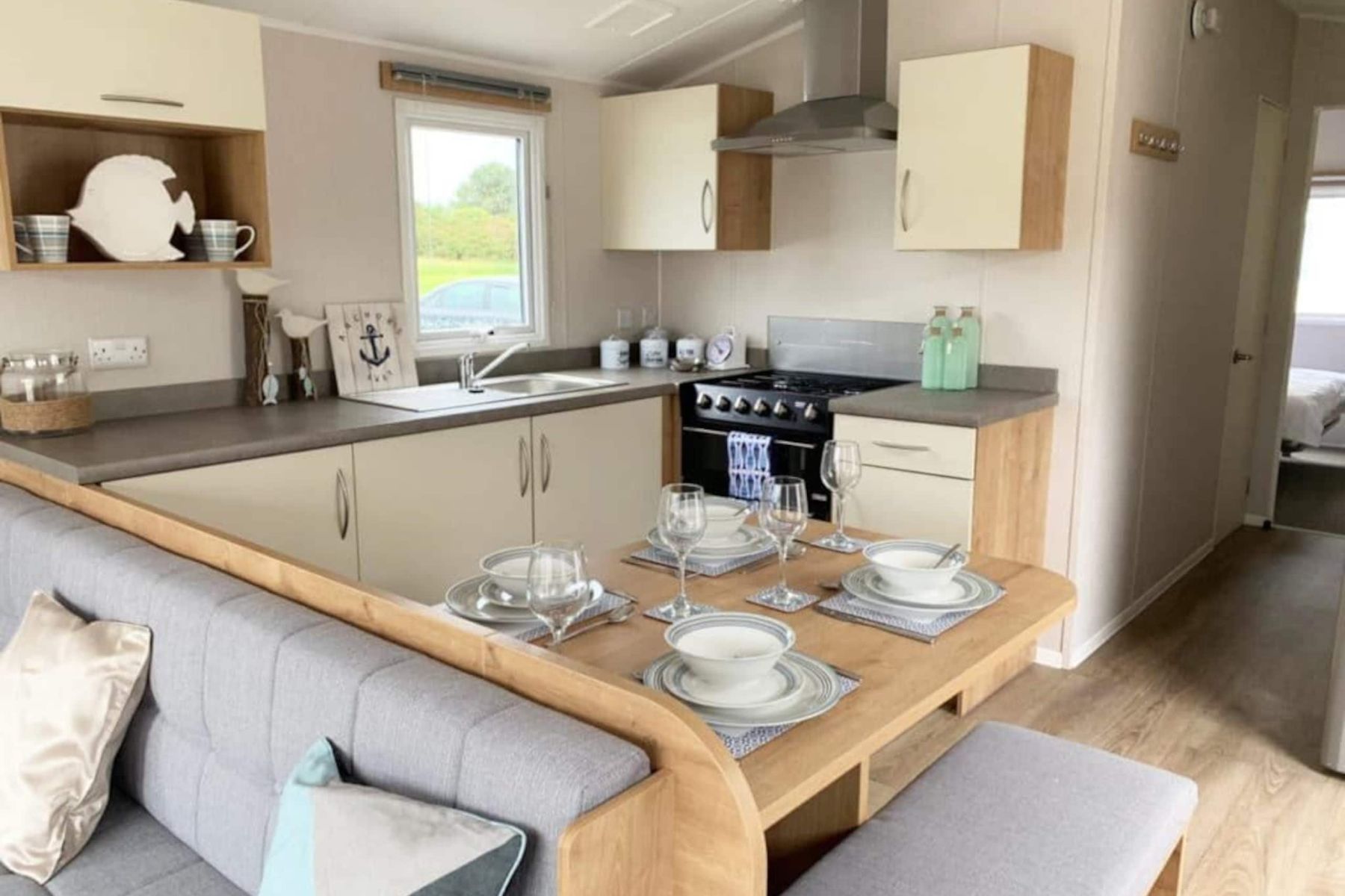 Kitchen & Dining