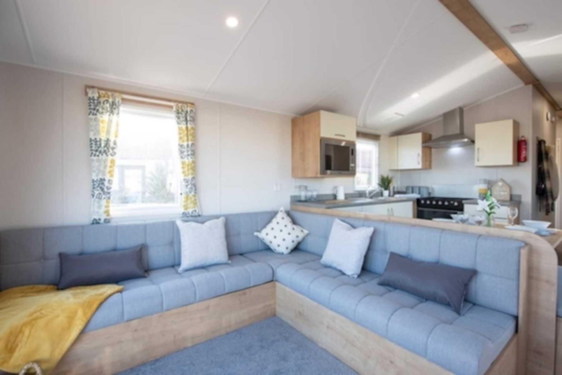 Lounge & Entertainment